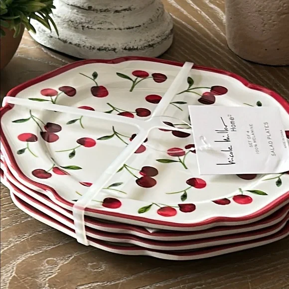 NEW! Set/4 Vintage Inspired Outdoor Melamine Red & White Cherry Scalloped Plates - Picture 6 of 6